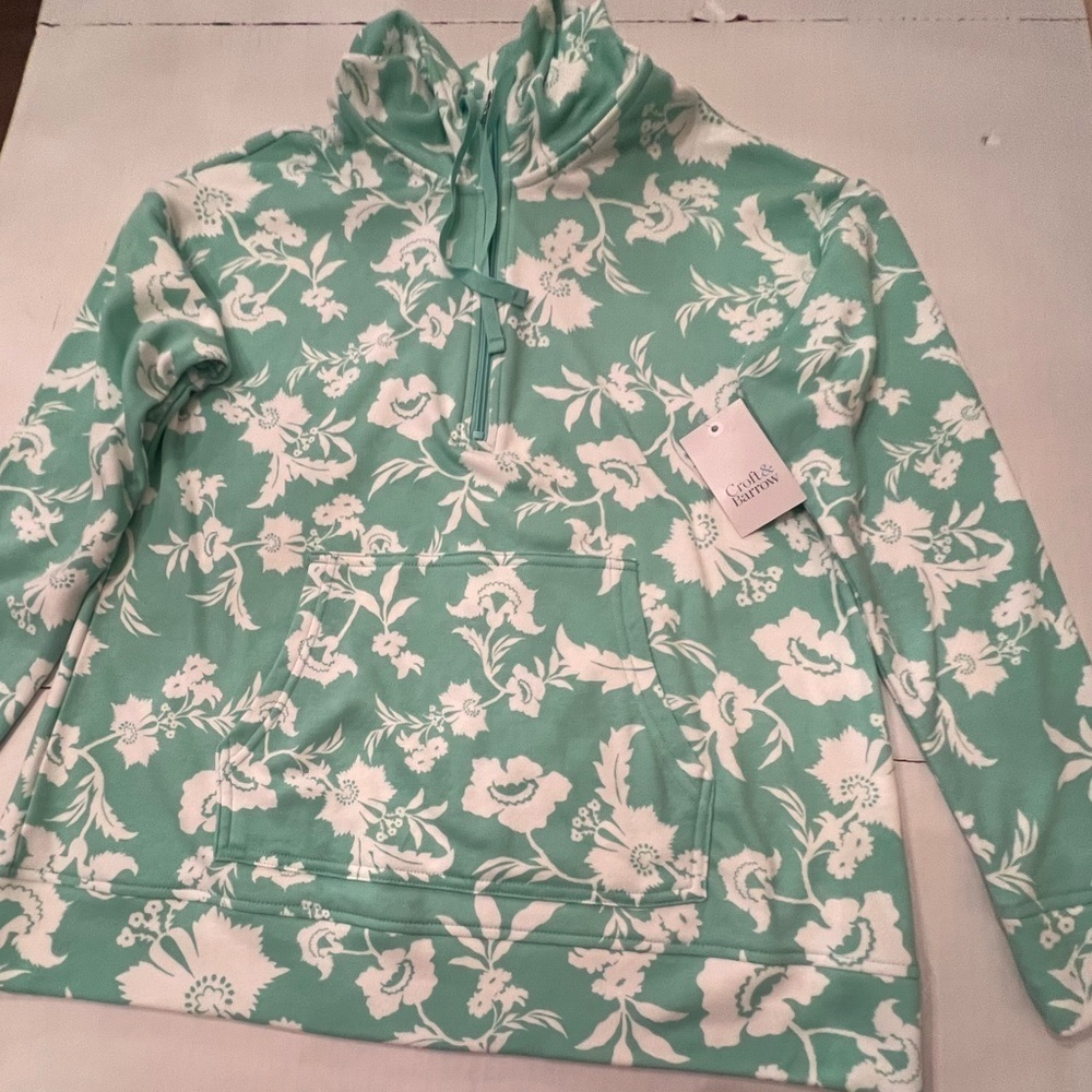 CROFT & BARROW GREEN AND WHITE FLORAL HOODY. SIZE MEDIUM